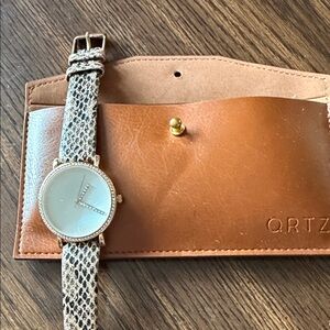 Elegant Quartz Watch with Snakeskin Strap